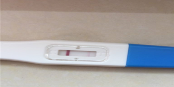 懷孕初期驗孕棒一深一淺肚子痛?原來是這些原因!